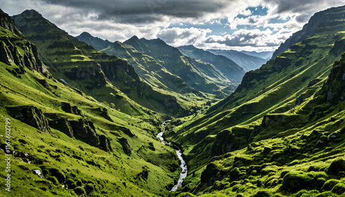 Vallée verdoyante sous un ciel nuageux