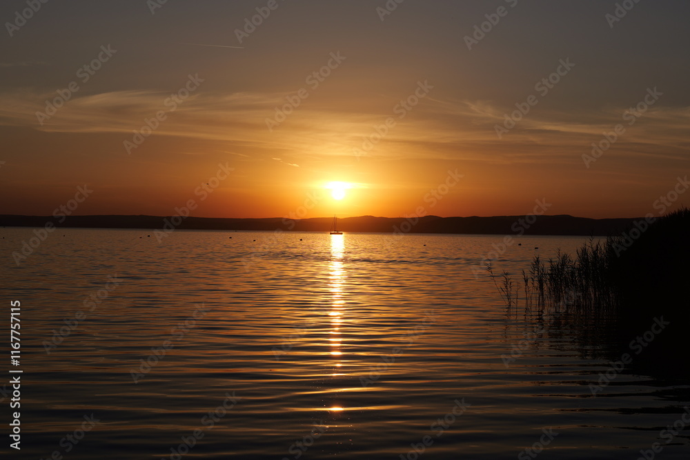 Naklejka premium sunset over the lake