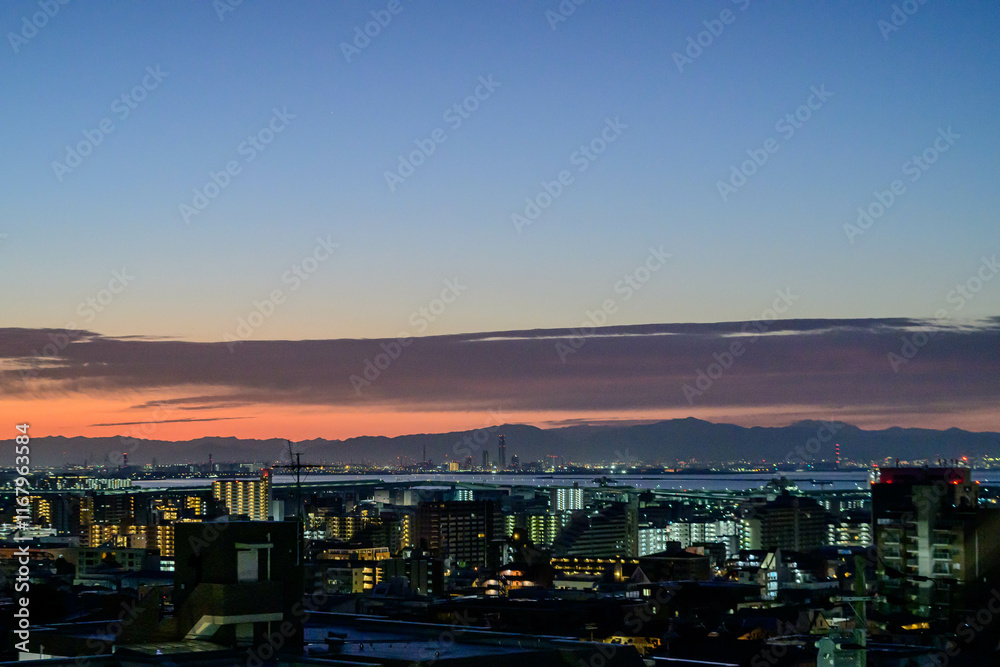Fototapeta premium 夜明け前の神戸の街。東灘区岡本の高台にある梅林公園より冬の明け方に撮影