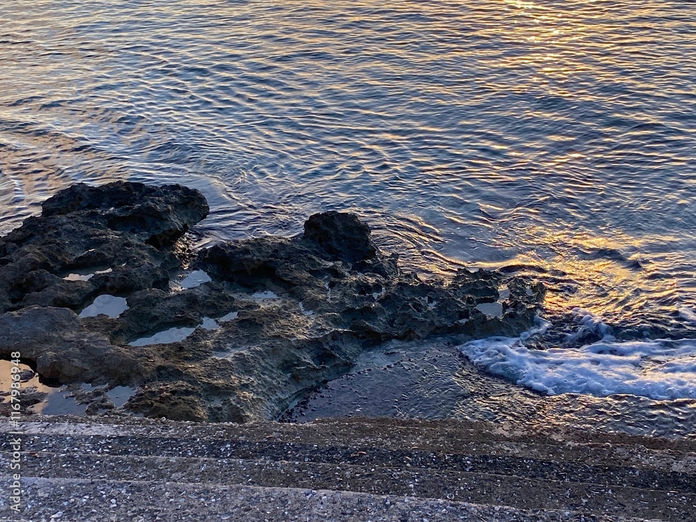 Fototapeta premium Rocky shore beach waves