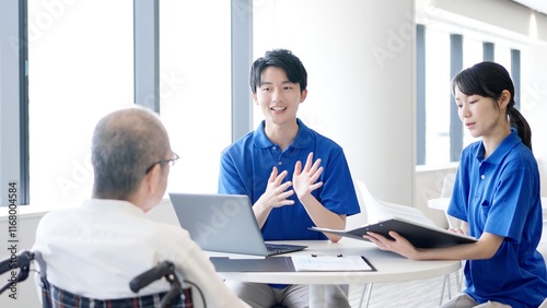 高齢者に説明をする介護士