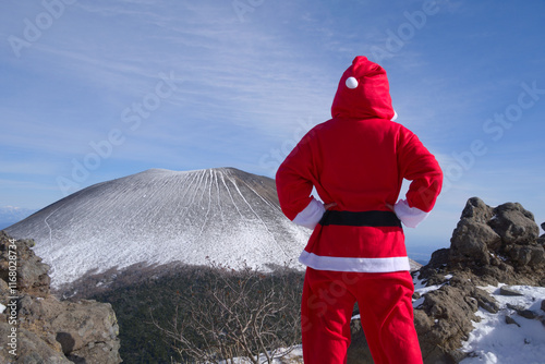 トーミの頭山頂からサンタクロースのコスプレで浅間山を眺める女性