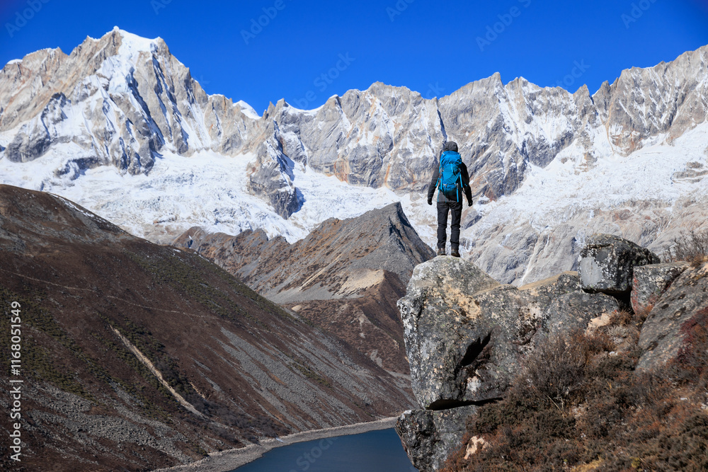 Naklejka premium Backpacking woman hiking on high altitude mountain top