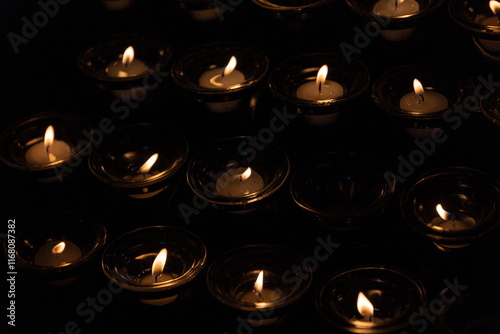 Obraz na płótnie Candles in St. Stephen's Cathedral in Vienna w salonie