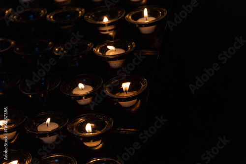Obraz na płótnie Candles in St. Stephen's Cathedral in Vienna w salonie