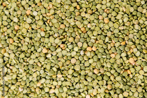 Valokuvatapetti green split peas background texture