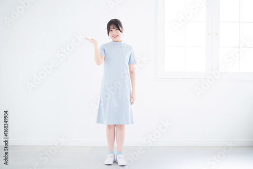 一般看護師のお勧めのポーズ　案内や受付のイメージ カメラ目線の全身