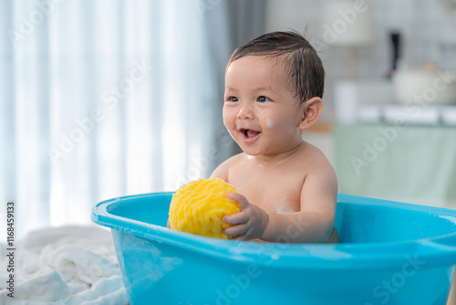 Obraz na płótnie Asian Little child in a bath tub