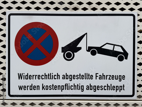 Widerrechtlich abgestellte Fahrzeuge, kostenpflichtiges Abschleppen, Halteverbotsschild, Verkehrszeichen, Parkverbot