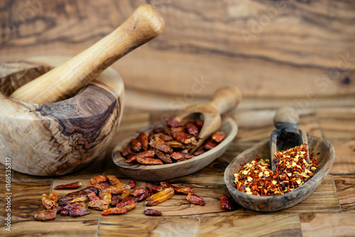 Fototapeta Naklejka Na Ścianę i Meble -  Chili- und Paprikaschoten als Zutaten für ein Chili con Carne