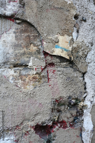 Décollement d'enduit et de ciment sur un mur en pierre photo