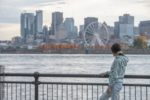 Une femme qui regarde la ville de Montreal avec ses grands immeubles au Quebec Canada photo