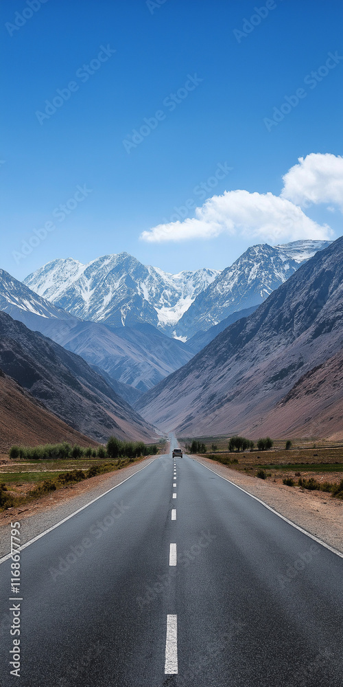Fototapeta premium Verlassene Straße in malerischer Berglandschaft mit mystischem Nebel