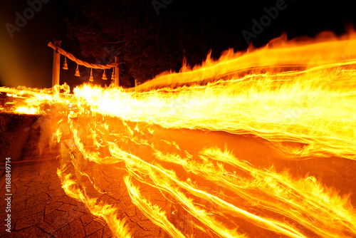 Wallpaper Mural 燃え上がる炎 大神神社 繞道祭 Torontodigital.ca