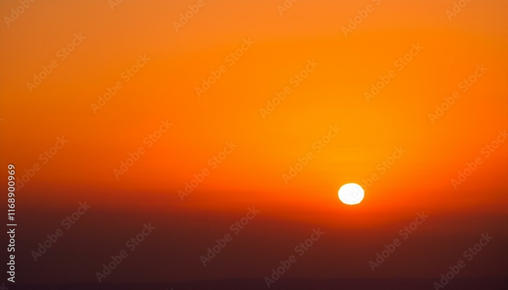 Obraz premium The point at which the temperature gradually drops in a bright orange sunset