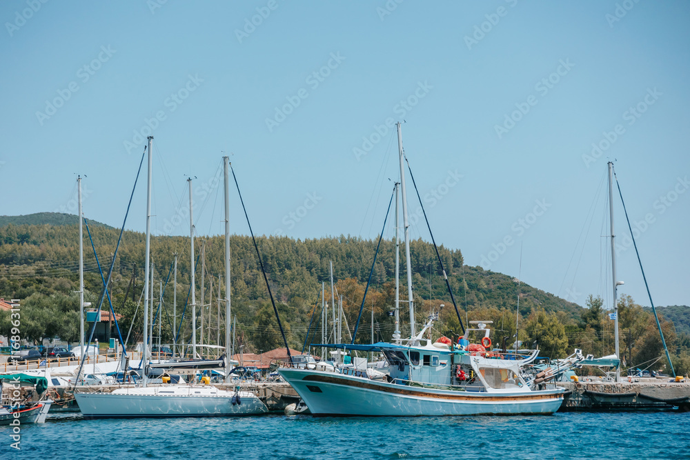 Naklejka premium Group of sailboats are docked at a marina