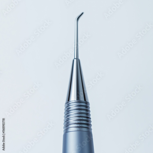 Obraz na płótnie Close-up of the tip of an ultrasonic scaler on a solid light background w salonie