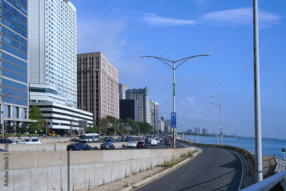 Obraz premium Chicago, USA - August 29, 2022: Lakeshore Drive expressway in Gold Coast area of Chicago beside Lake Michigan