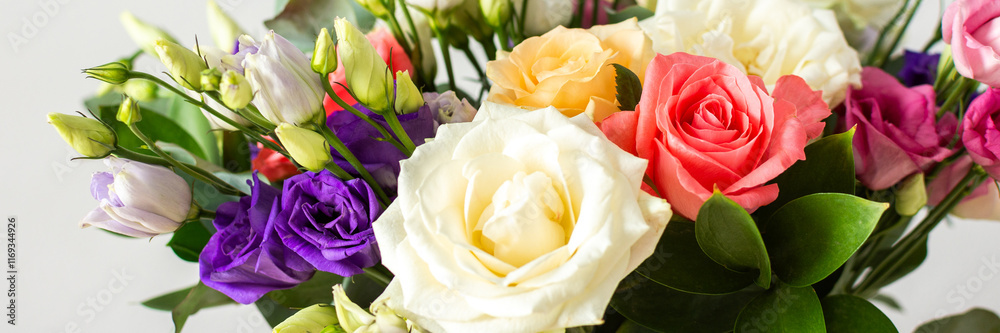 Obraz premium This seasonal bouquet of roses, eucalyptus, and eustoma in soft pink, white, and purple tones makes an ideal gift for anniversaries, birthdays, or any special event, banner