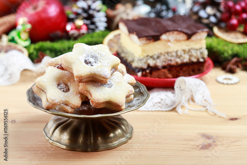 Obraz na płótnie Traditional Christmas cookies in star shape. w salonie