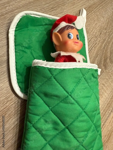 lutin farceur de noël dans une manique de cuisine