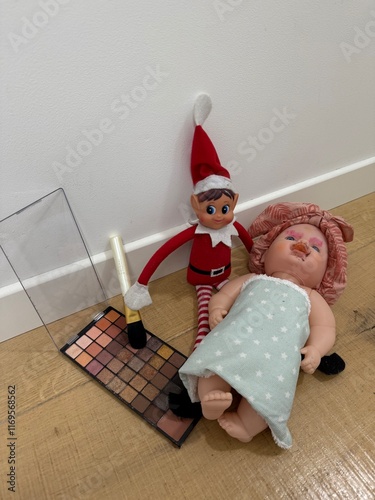 lutin farceur maquillant une poupée
