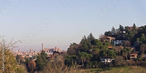 panorama miasta i willi na wzgórzu otoczonym zielenią