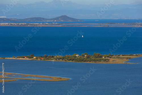 Widok z punktu widokowego na wzgórzu na miasto nad morzem, grecka wyspa Lefkada, tło, tapeta photo