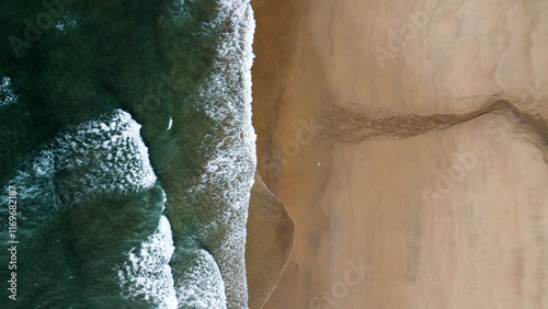Areia e Mar: Uma Perspetiva Aérea da Praia - matosinhos