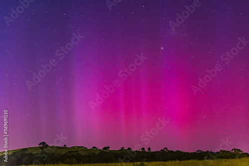 Fényképezés Aurora Australis display lights up the predawn sky in pinks