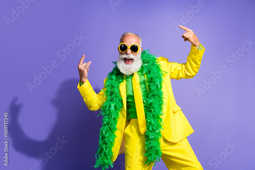Obraz na płótnie Photo of elegant charismatic aged man yellow suit boa necklace heavy metal symbo