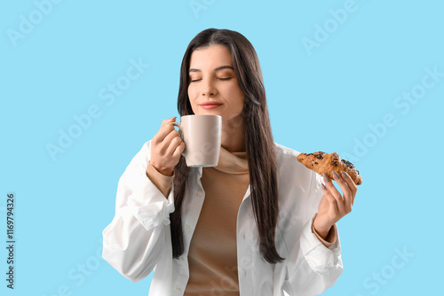 Young woman enjoying mornin...