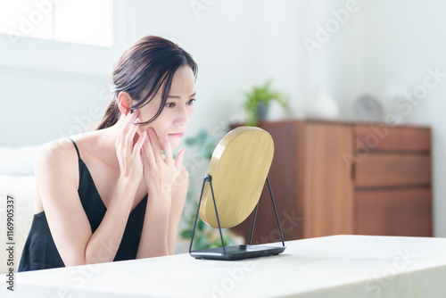 Wallpaper Mural お肌のトラブルに悩む女性 Torontodigital.ca