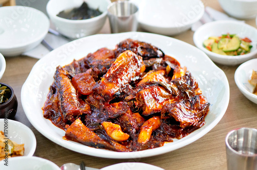맛있는 코다리찜이 식탁 위에 놓여 있는 모습