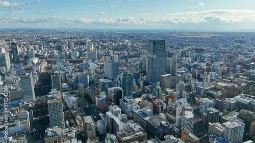 都市、空撮、社会、展望、ドローン、ビジネス、経済、都会、時代、不動産、俯瞰、ハイアングル、パノラマ、地平線、風景、景色、景観、上から見た、見下ろす、青空、環境、町並み、街、現代、建設、建築、ビル、ビル群、高層ビル、摩天楼、日本、観光、旅行、コピースペース、昼間、晴れ、企業、経営、タワーマンション、絶景、インパクト、迫力、インフラ、産業、道路、交通、広角、広大、60p、未来 photo