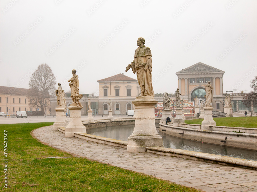 Obraz premium Italia, Veneto, la città di Padova, piazza Prato della Valle con nebbia.