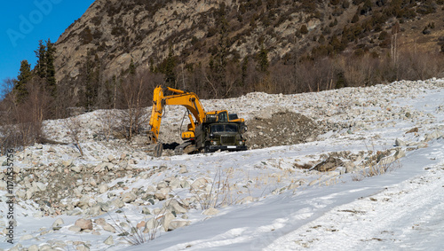 Εκτύπωση καμβά Excavator loading a truck in the mountains