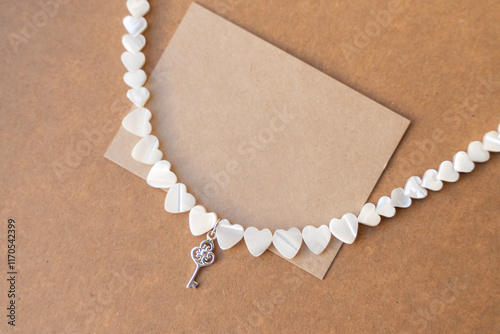 Obraz na płótnie Gemstone necklace made of mother of pearls in shape of hearts. w salonie
