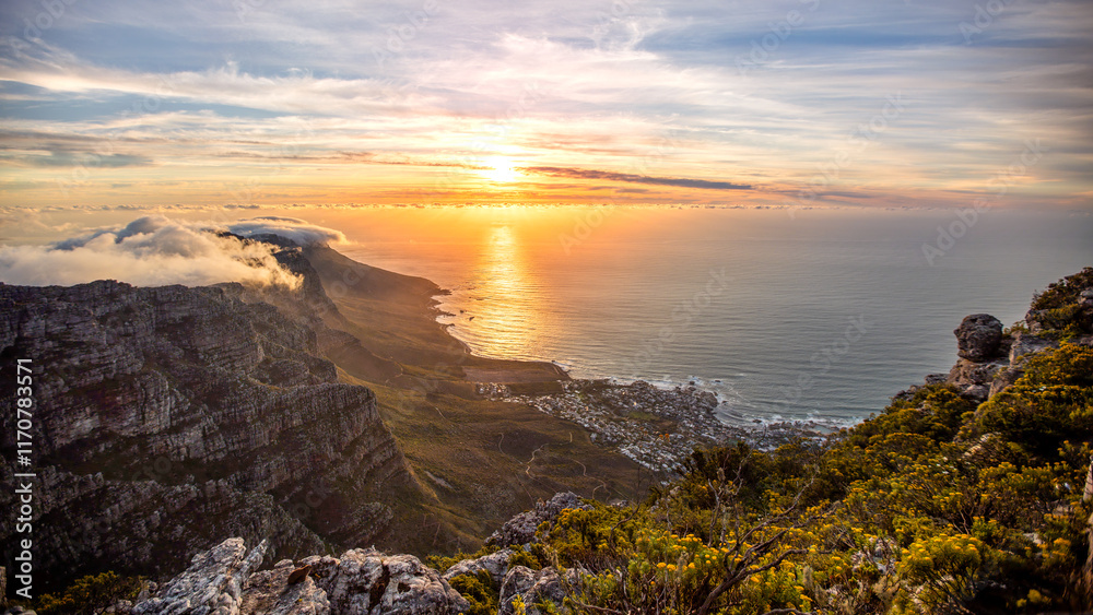 Obraz premium Beautiful view over the mountains and atlantic at sunset from Table Mountain in Cape Town in South Africa