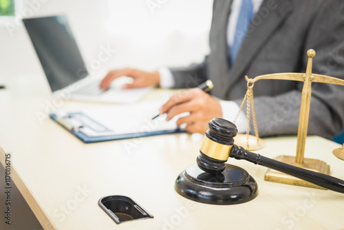 Foto Male lawyer diligently examines documents placed on his desk, demonstrating his professionalism and dedication to finding legal truth, analyzing ideas, and pursuing justice with relentless focus
