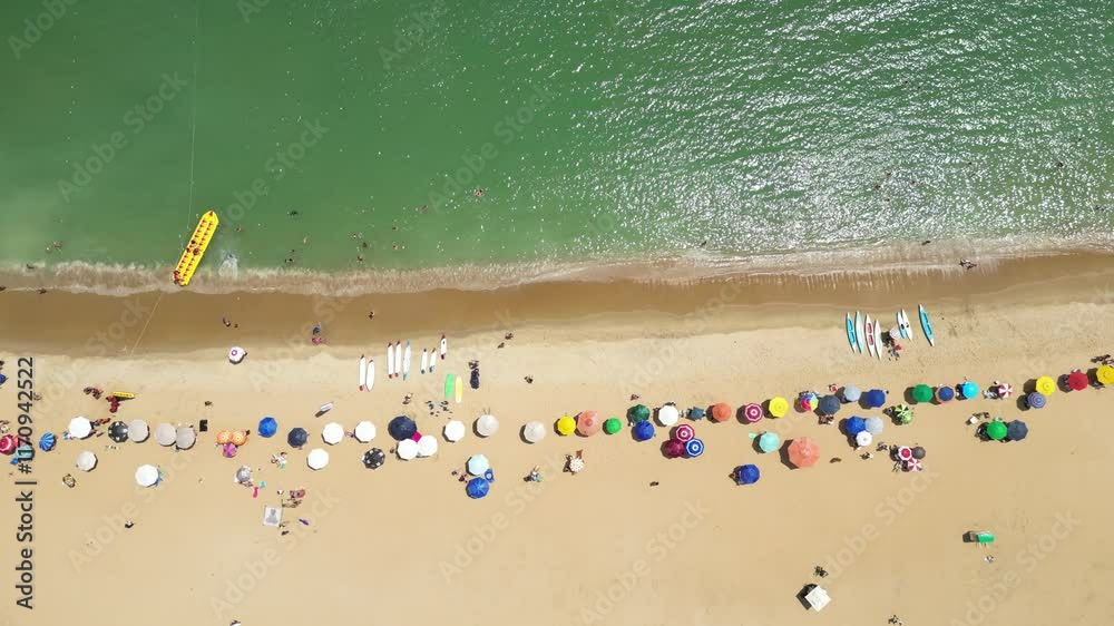 Imagem aérea da praia de Meaipe próximo as praias de Peracanga, Guaibura e Bacutia no bairro também conhecido como Enseada Azul, na cidade turística de Guarapari no Espírito Santo, Brasil.