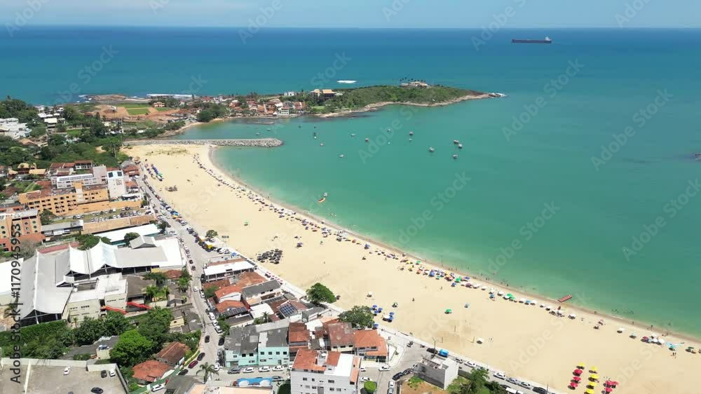 Imagem aérea da praia de Meaipe próximo as praias de Peracanga, Guaibura e Bacutia no bairro também conhecido como Enseada Azul, na cidade turística de Guarapari no Espírito Santo, Brasil.
