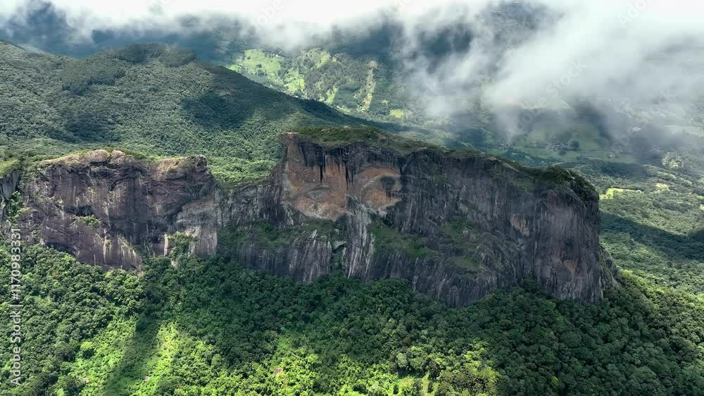 Imagem aérea da Pedra do Baú, localizada São Bento do Sapucaí. Região da Serra da Mantiqueira.
