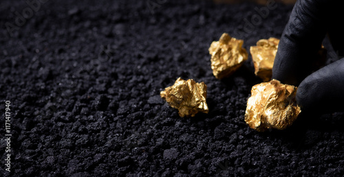 Foto Gold nuggets on small pieces of strong metal ore