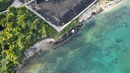 Montón de almacén de carbón frente a playa visto desde drone photo