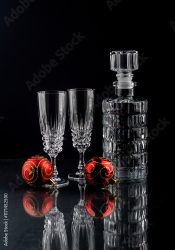 Caraffa con copas y bolas de navidad