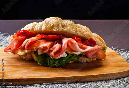 Sanduíche com frios, tomate, salada, pães especiais e molho photo