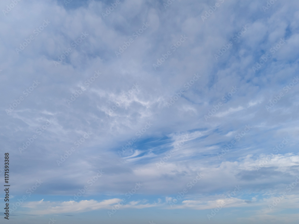 Obraz premium A beautiful sky filled with wispy clouds and a calm atmosphere, perfect for a serene background or nature-themed project.