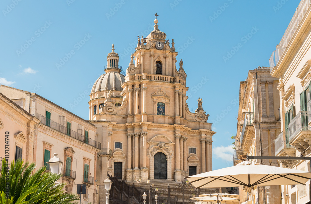 Obraz premium Ragusa, Sicily, Italy - October 7, 2024: Duomo Square with St. Georges Cathedral in the historic center of Ragusa Ibla.