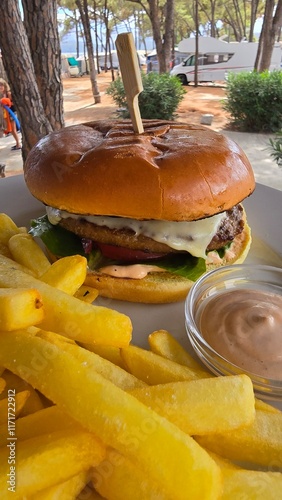 Burger hamburger z wołowiną i serem i patyczkiem oraz frytki